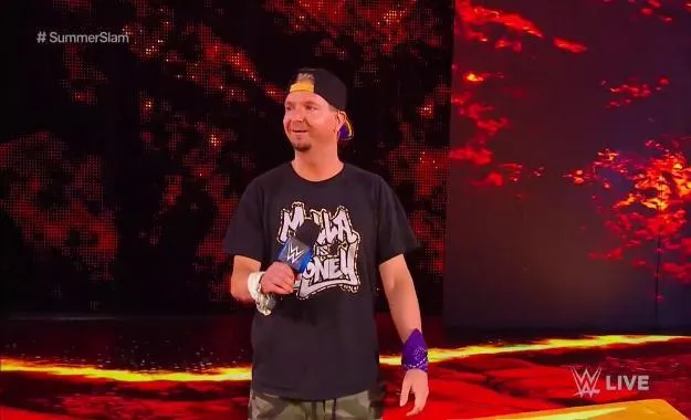 Paige despide a James Ellsworth en WWE Smackdown Live