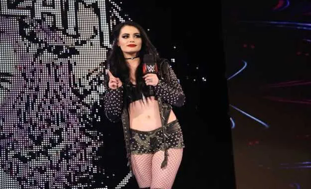 Paige se encuentra molesta con el Riott Squad por dejar que Liv Morgan luchara luego de una conmoción cerebral