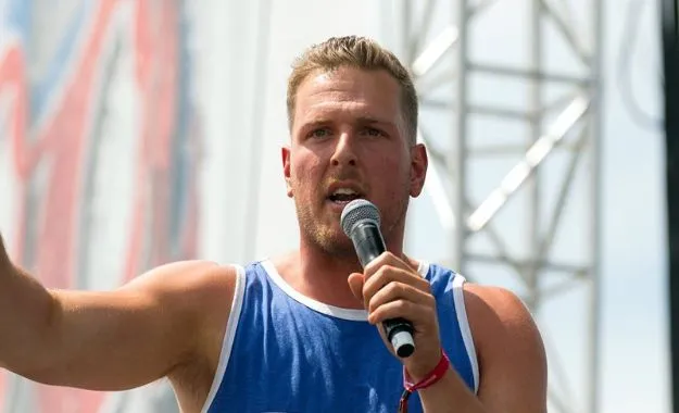 Pat McAfee firma con WWE Pat McAfee firma con WWE