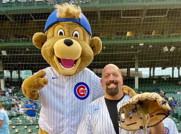 Paul Wight realiza el lanzamiento de honor en el juego de los Chicago Cubs