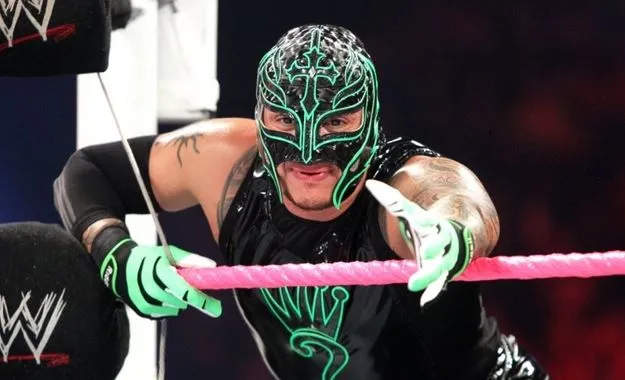 Rey Mysterio WWE noticias Rey Mysterio Rey Mysterio comenta el cambio generacional al final de Royal Rumble Rey Mysterio habría firmado un nuevo contrato con WWE. De esta forma podremos disfrutar de su talento en el ring muy pronto.