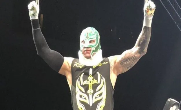 Rey Mysterio llevó un collarín en WWE Starrcade 2018 Rey Mysterio llevó un collarín en WWE Starrcade 2018