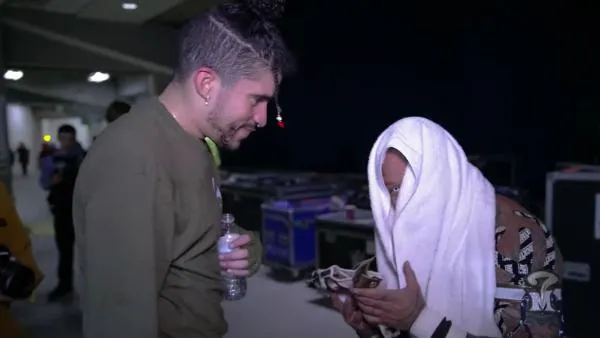 Rey Mysterio muestra respeto por Bad Bunny y le regala su máscara Rey Mysterio muestra respeto por Bad Bunny y le regala su máscara