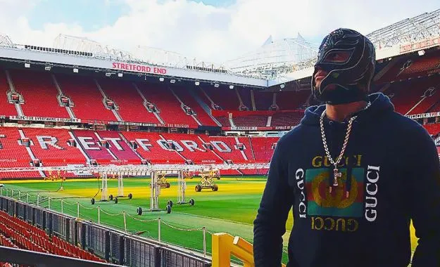 Rey Mysterio visita al Manchester United Rey Mysterio visita al Manchester United WWE Noticias: Rey Mysterio recibe regalo del Manchester United