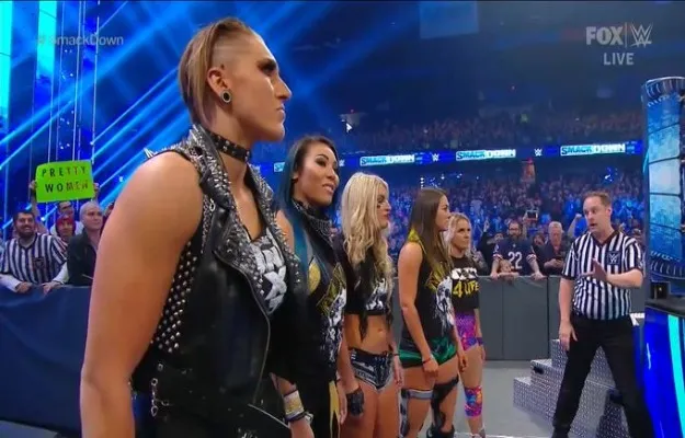 Rhea Ripley derrota a Charlotte Flair y Sasha Banks en WWE SmackDown Rhea Ripley derrota a Charlotte Flair y Sasha Banks en WWE SmackDown