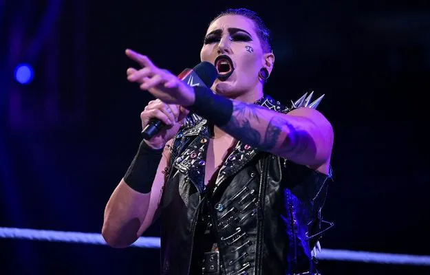 Rhea Ripley se mofa de un fanático en Twitter