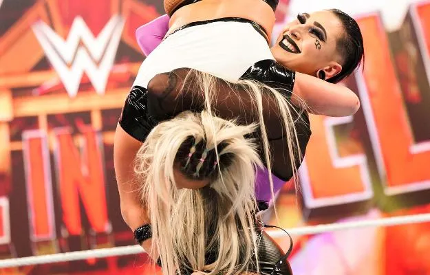 Rhea Ripley tuvo problemas con su atuendo en WWE Hell in a Cell Rhea Ripley tuvo problemas con su atuendo en WWE Hell in a Cell
