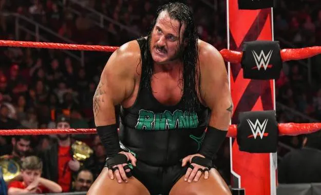 Rhyno aparece en un live show tras haber sido despedido de WWE RAW