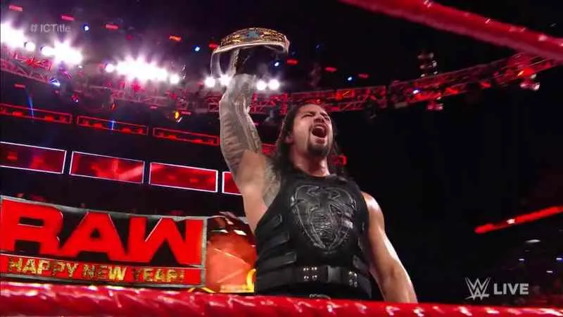 Roman Reigns retiene en RAW
