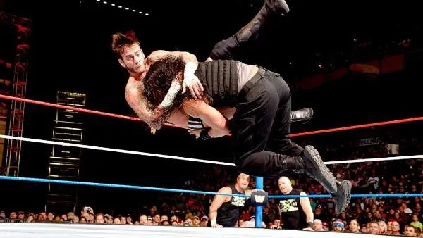 Roman Reigns afirma que CM Punk se cree mejor de lo que es Roman Reigns afirma que CM Punk se cree mejor de lo que es