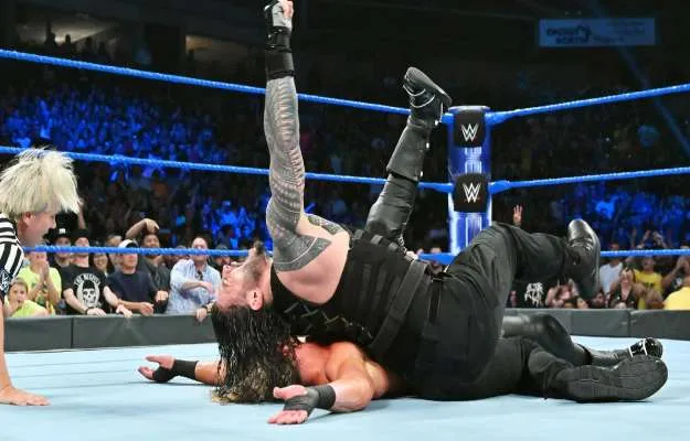 Roman Reigns derrota a Dolph Ziggler en SmackDown Live Roman Reigns derrota a Dolph Ziggler en SmackDown Live