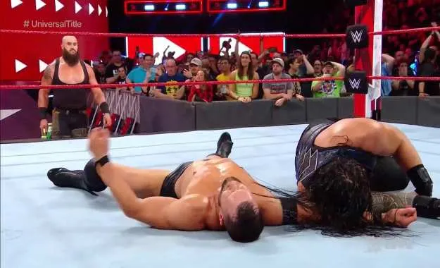 Roman Reigns retiene el campeonato Universal en WWE RAW Roman Reigns retiene el campeonato Universal en WWE RAW