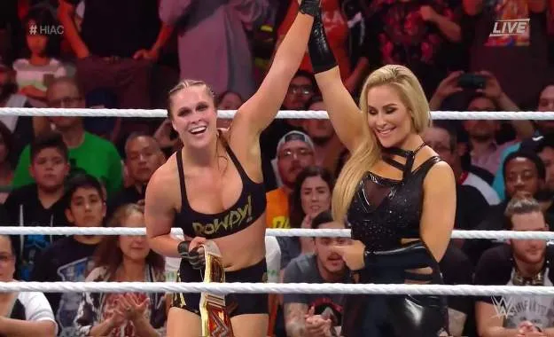 Ronda Rousey retiene el RAW Women's Championship en Hell in a Cell Ronda Rousey retiene el RAW Women's Championship en Hell in a Cell
