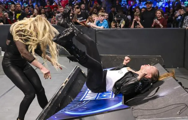 Ronda Rousey se burla de Charlotte tras ser atacada en SmackDown Ronda Rousey se burla de Charlotte tras ser atacada en SmackDown