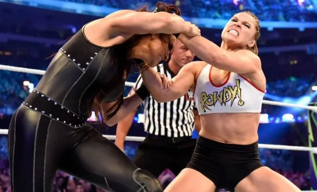 Ronda Rousey trabaja en un Live Show de WWE RAW durante su sanción de 30 días WWE noticias Ronda Rousey trabaja en un Live Show de WWE RAW durante su sanción de 30 días