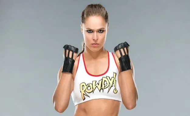 Ronda Rousey usa el superman punch de Roman Reigns Ronda Rousey usa el superman punch de Roman Reigns