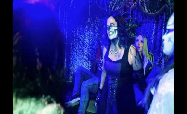 Rosemary aparece en Bound for Glory para ayudar a Allie