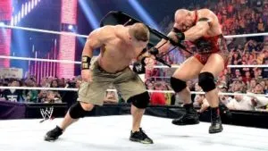 Ryback golpea a John Cena