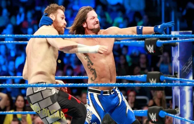 Sami Zayn advierte a AJ Styles Sami Zayn advierte a AJ Styles