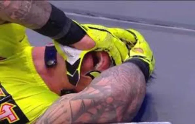 Seth Rollins Seth Rollins se victimiza tras el combate Ojo por Ojo