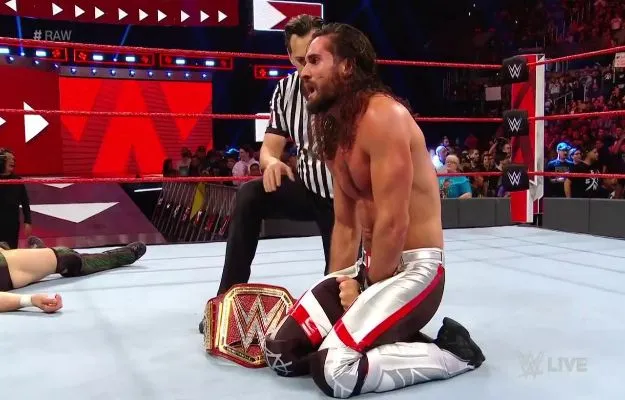 Seth Rollins derrota a Daniel Bryan en WWE RAW Seth Rollins vence a Daniel Bryan en WWE RAW