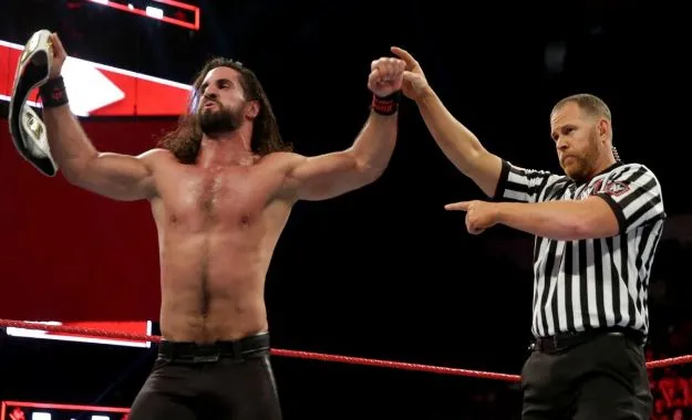 Seth Rollins retiene el campeonato Intercontinental en WWE RAW