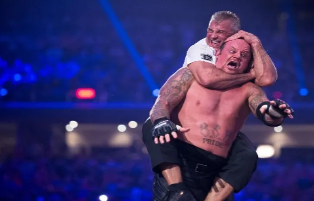 Shane McMahon reta a Undertaker Shane McMahon reta a Undertaker