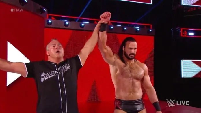 Shane McMahon y Drew McIntyre derrotan a Roman Reigns y Cedric Alexander en WWE RAW Shane McMahon y Drew McIntyre derrotan a Roman Reigns y Cedric Alexander en WWE RAW