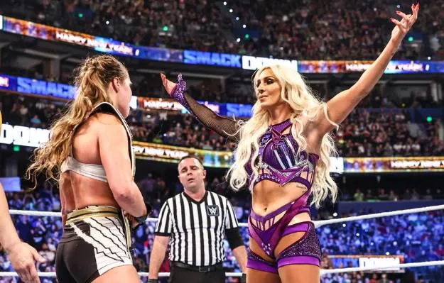 Situación en backstage de Charlotte Flair y Ronda Rousey Situación en backstage de Charlotte Flair y Ronda Rousey