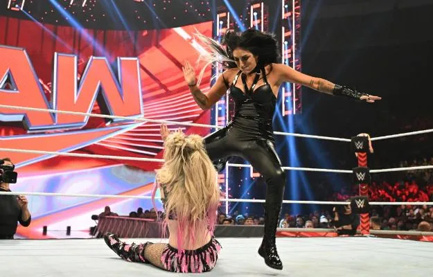 Sonya Deville deja ver su rabia contra Alexa Bliss