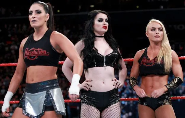 Sonya Deville rompe su personaje para agradecer a una ex-estrella Sonya Deville rompe su personaje para agradecer a una ex-estrella