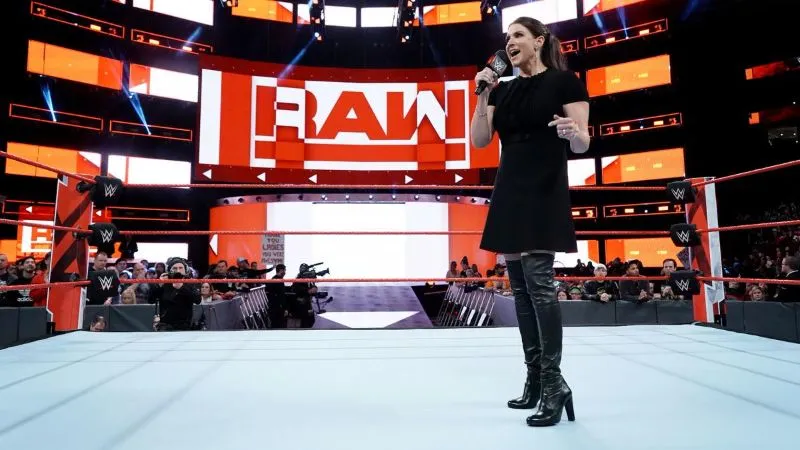 Stephanie McMahon anuncia la chamber femenina Stephanie McMahon anuncia la chamber femenina