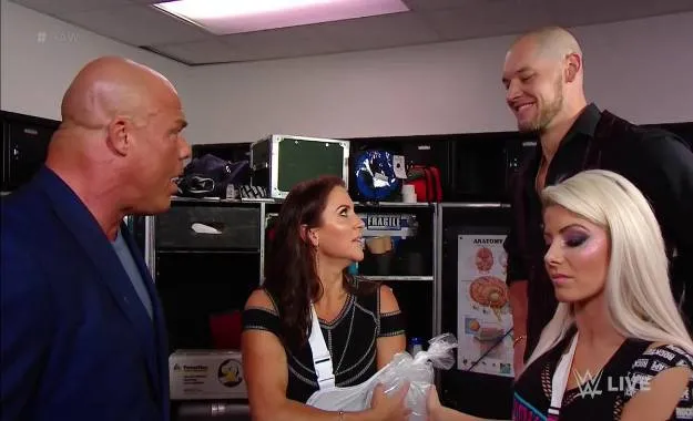 Stephanie McMahon nombra manager general interino a Baron Corbin