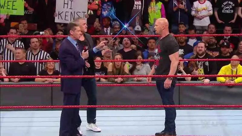 Stone Cold Steve Austin regresó en RAW 25