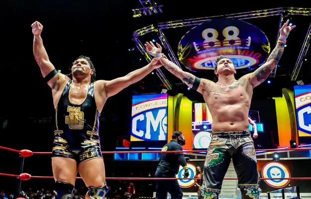 TJP y Jeff Cobb derortan a Atlantis Jr. y Volador Jr. TJP y Jeff Cobb derortan a Atlantis Jr. y Volador Jr.