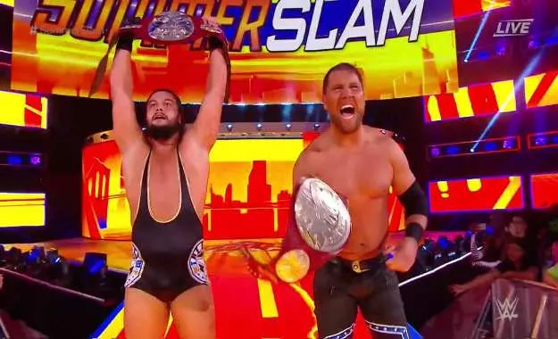 The B-Team (Curtis Axel y Bo Dallas) retienen los RAW Tag Team Championships The B-Team (Curtis Axel y Bo Dallas) retienen los RAW Tag Team Championships