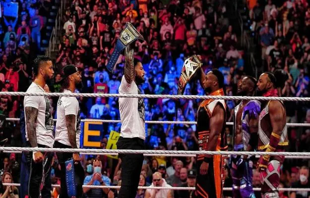 The Bloodline derrota a The New Day en WWE RAW