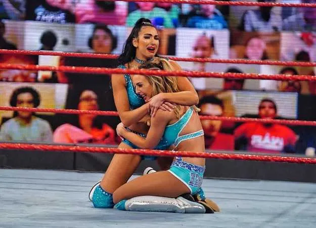 The IIconics obligadas a separarse en WWE RAW