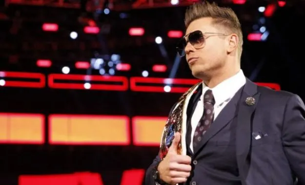 The Miz se relaja jugando al Baseball mientras tiene lugar Extrme Rules
