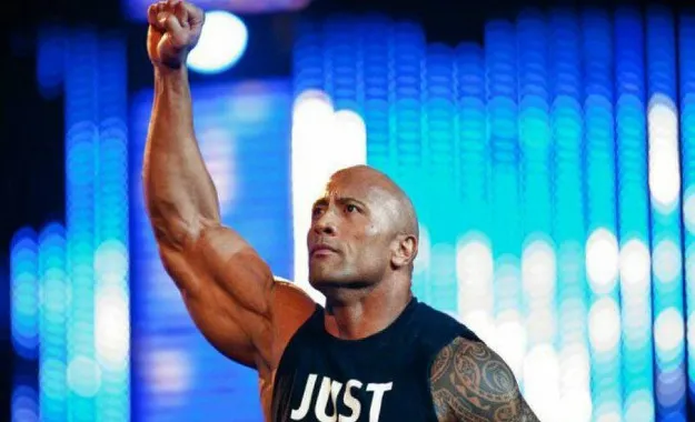 The Rock admira el trabajo de Shayna Baszler