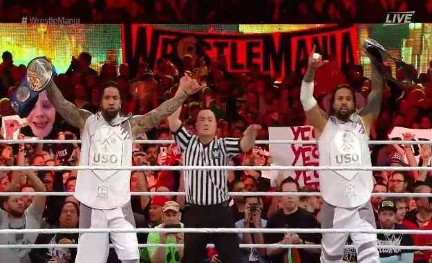 The Usos retienen sus campeonatos tag team de SmackDown Live durante el show de WWE WrestleMania 35.