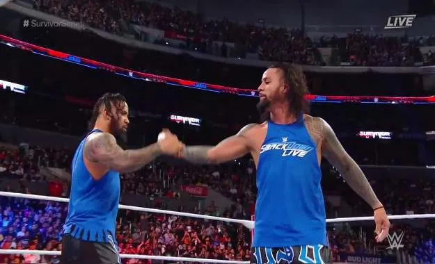 The Usos dan la victoria al equipo de Smackdown Live