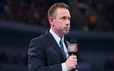 Tom Phillips ocupará el lugar de Michael Cole Tom Phillips ocupará el lugar de Michael Cole