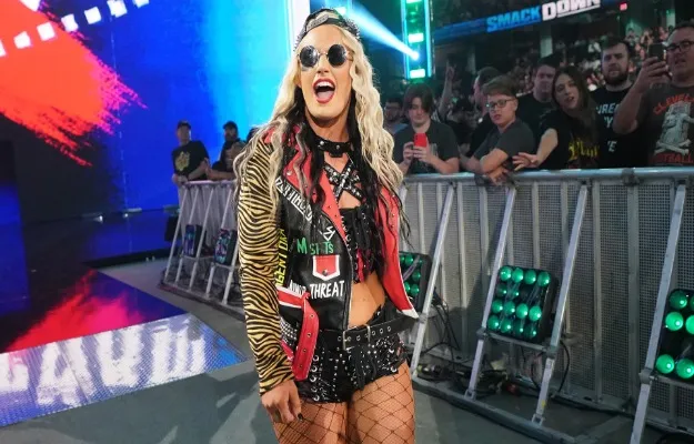 Toni Storm (2) Toni Storm