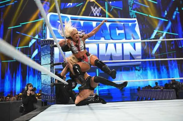 Toni Storm derrota a Charlotte Flair por descalificación en SmackDown