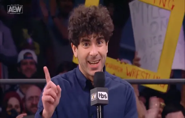 Tony Khan Tony Khan habla de la costumbre de Vince McMahon de cambiar los guiones