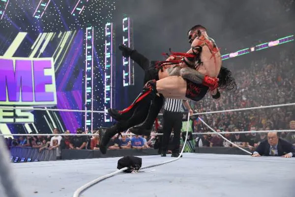 Un encapuchado corta con un cuchillo las cuerdas del ring de WWE Un encapuchado corta con un cuchillo las cuerdas del ring de WWE