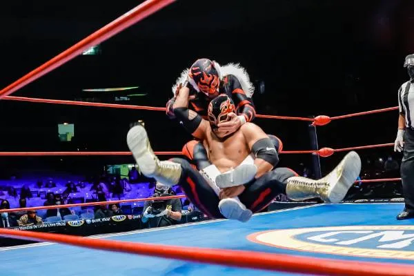 Un terremoto paraliza el show de lucha libre de la Arena México