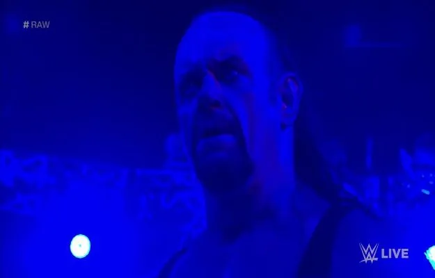 Undertaker regresa a WWE RAW para ayudar a Roman Reigns y atacar a Shane McMahon