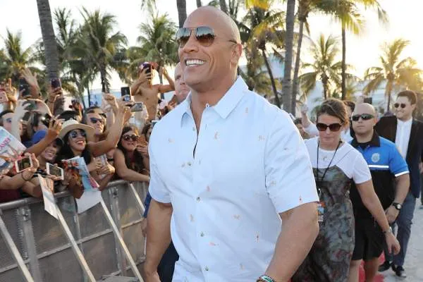 VÍDEO VIRAL: The Rock desata la locura en un autobús turístico de Los Ángeles